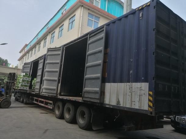 中牟县裕康酱菜厂依据客户订单,联系物流车,将产品发往全国各地.